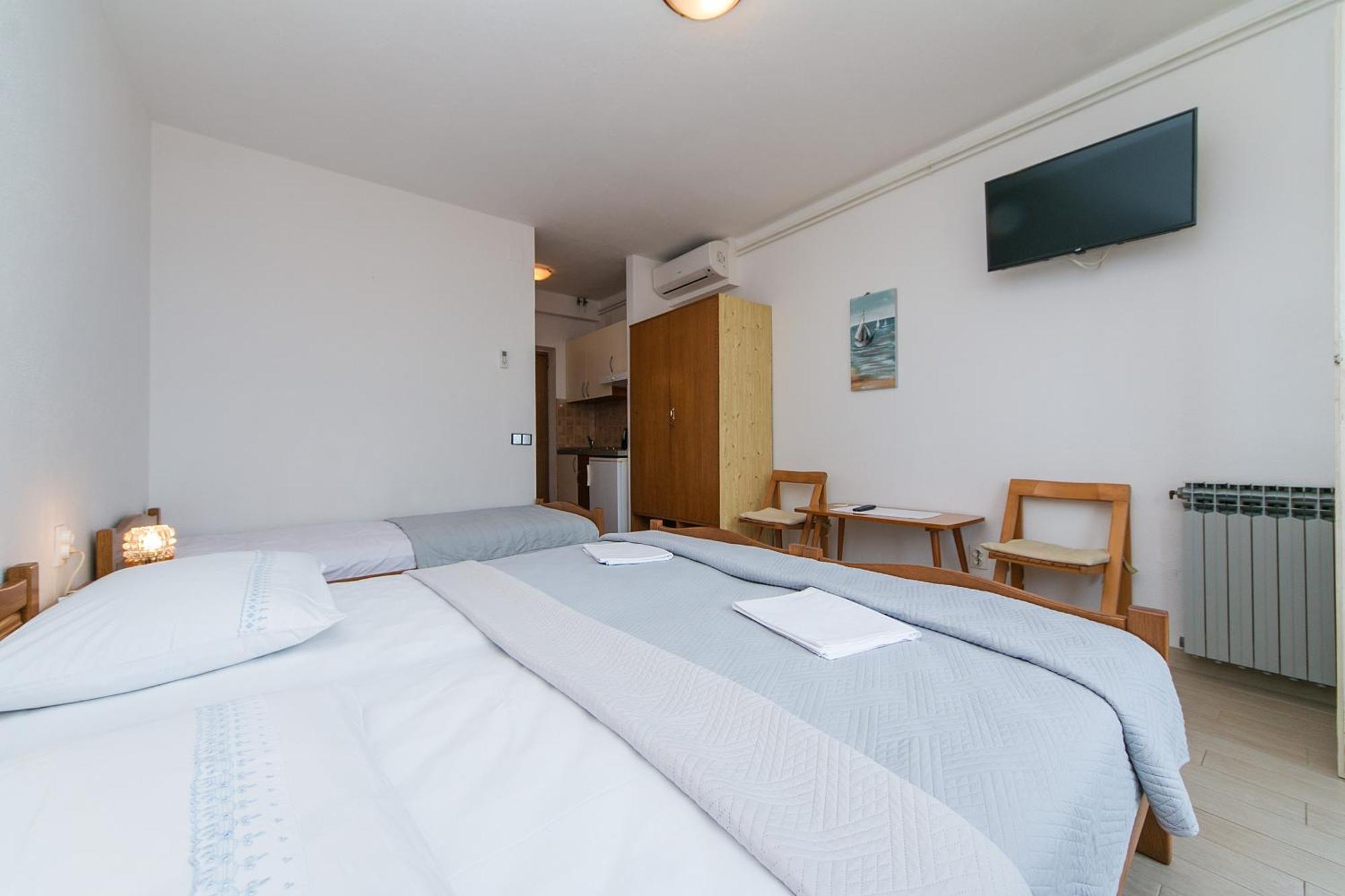 Apartments And Rooms By The Sea Brela, Makarska - 2752 Bilik gambar