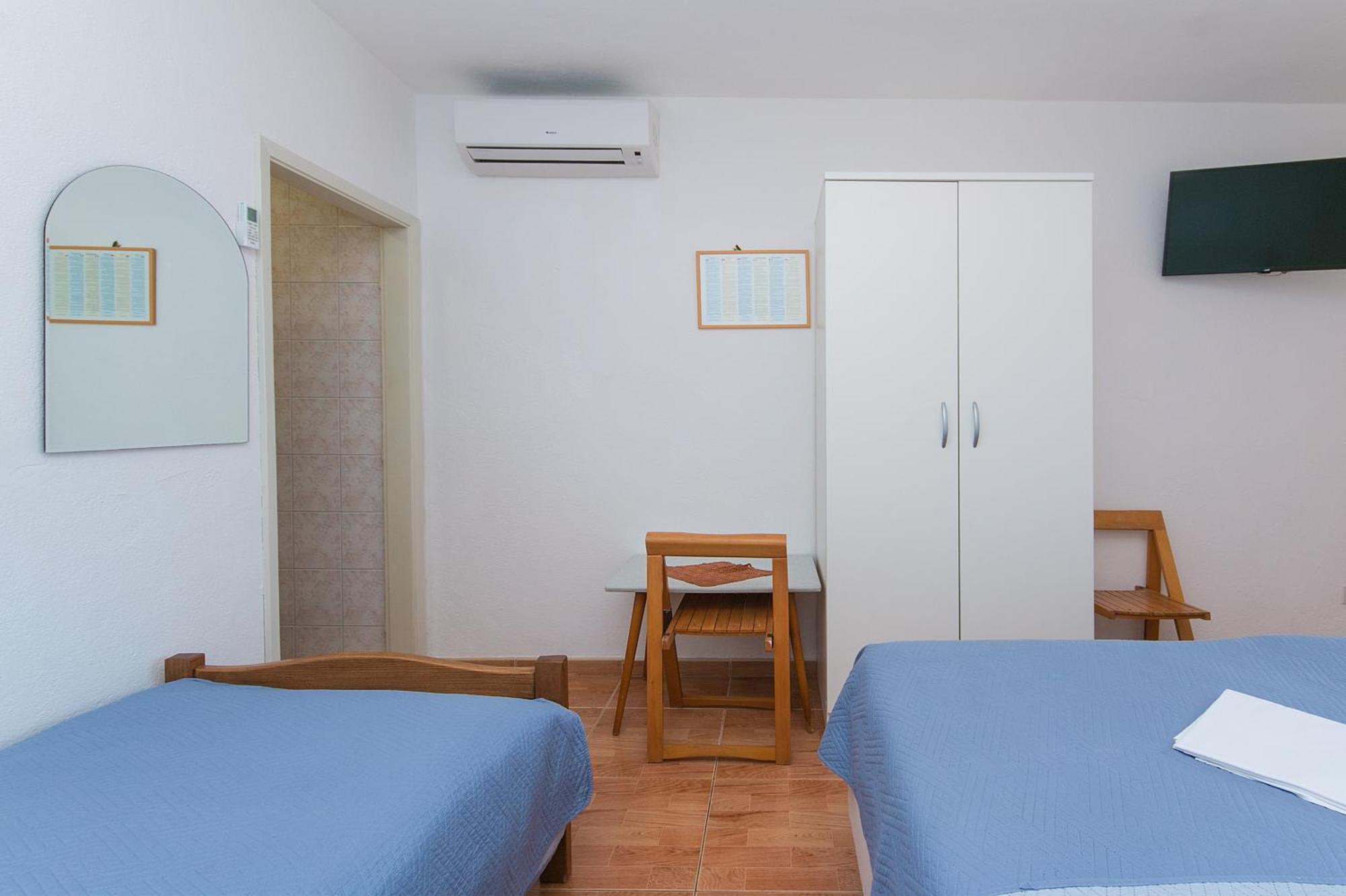Apartments And Rooms By The Sea Brela, Makarska - 2752 Bilik gambar