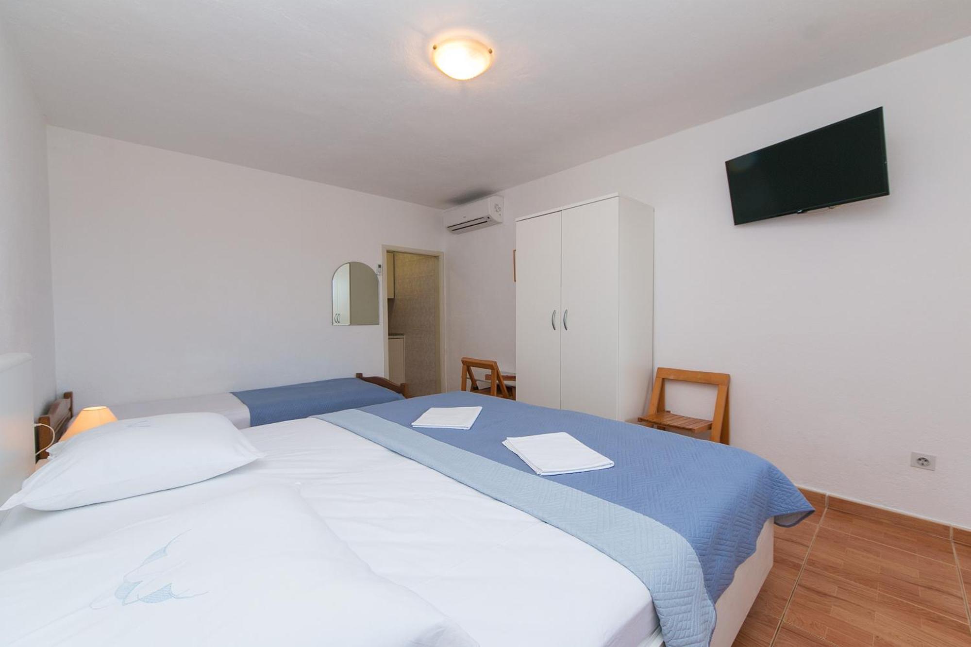 Apartments And Rooms By The Sea Brela, Makarska - 2752 Bilik gambar