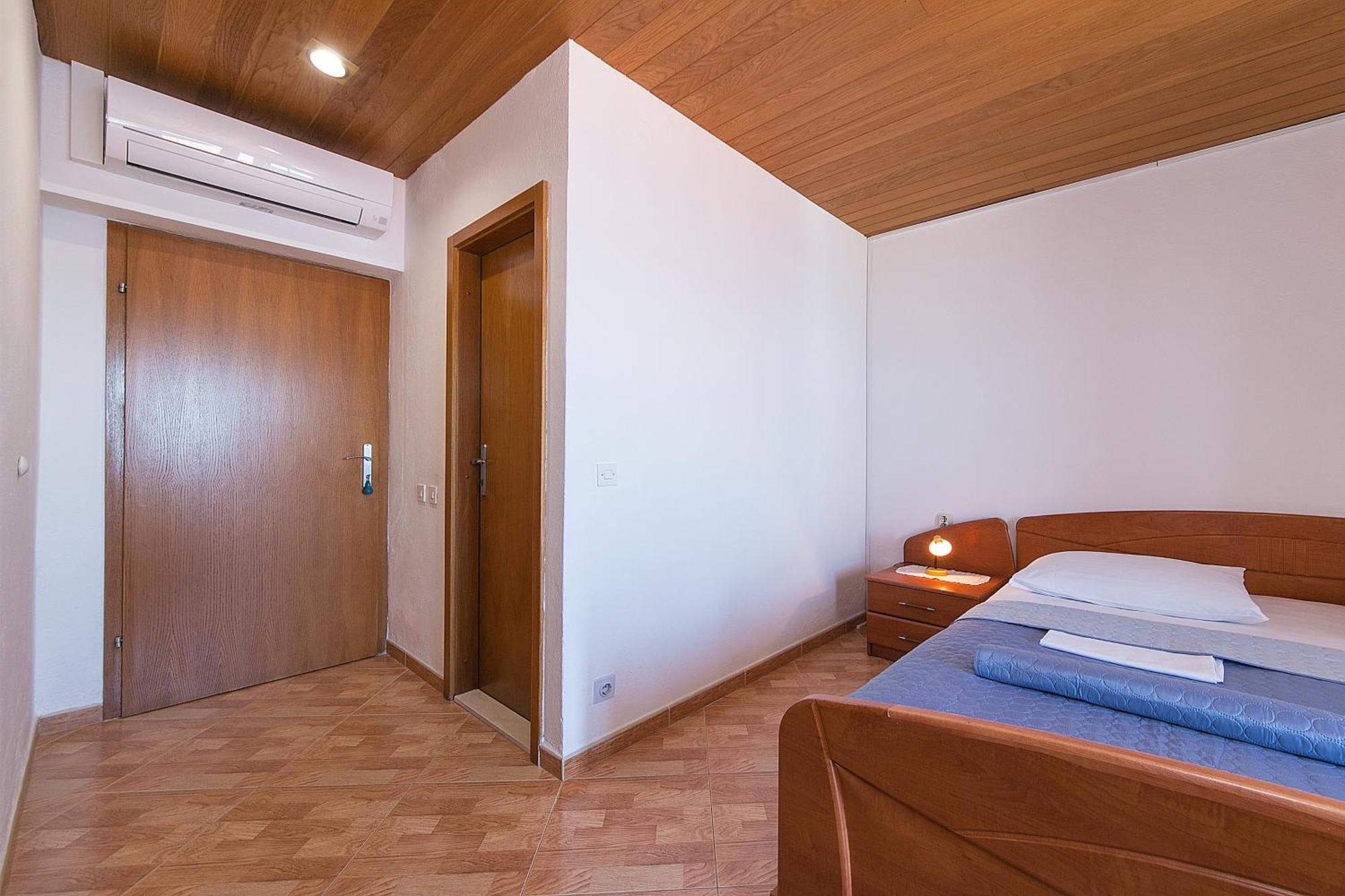 Apartments And Rooms By The Sea Brela, Makarska - 2752 Bilik gambar
