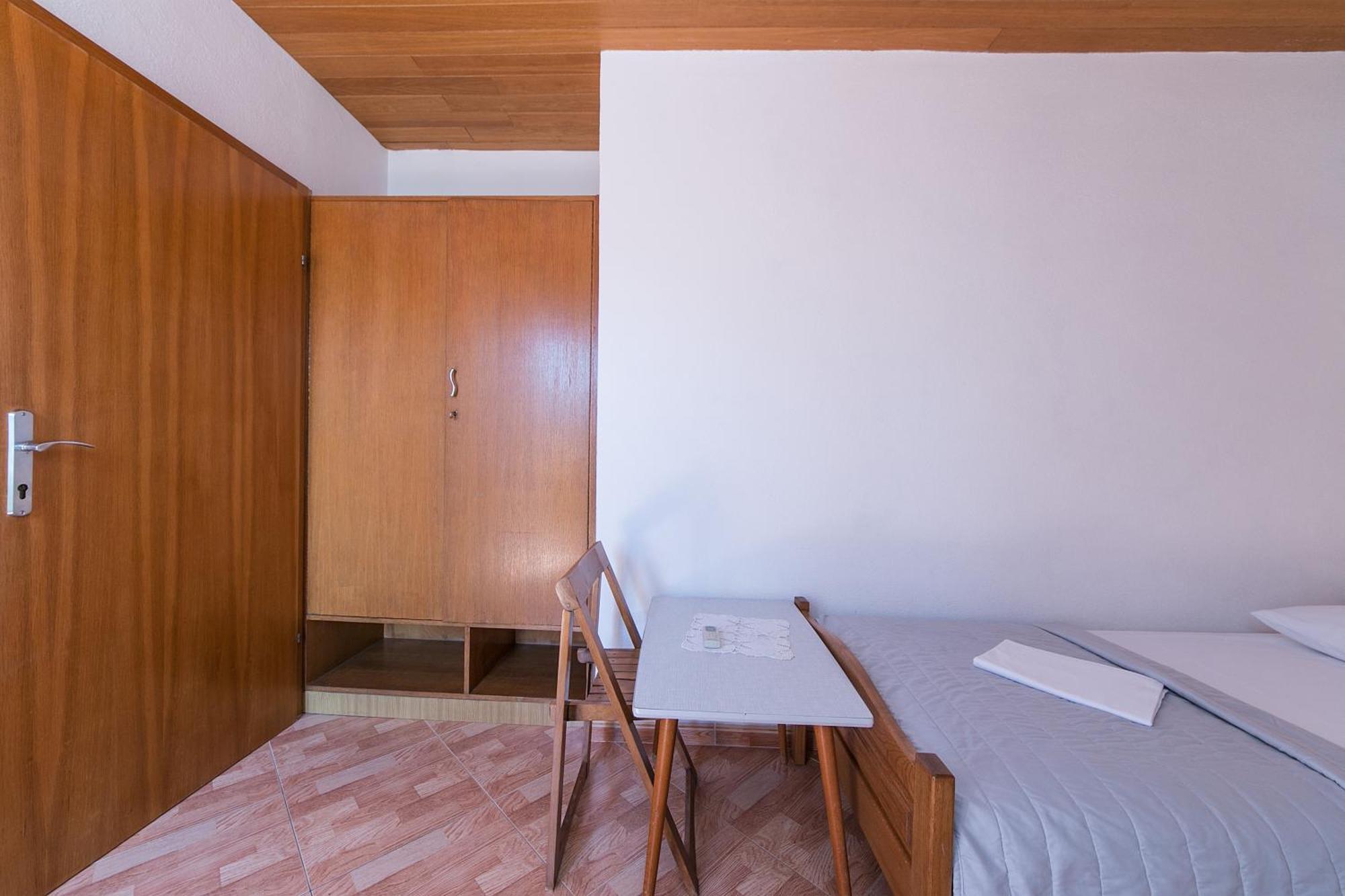 Apartments And Rooms By The Sea Brela, Makarska - 2752 Bilik gambar