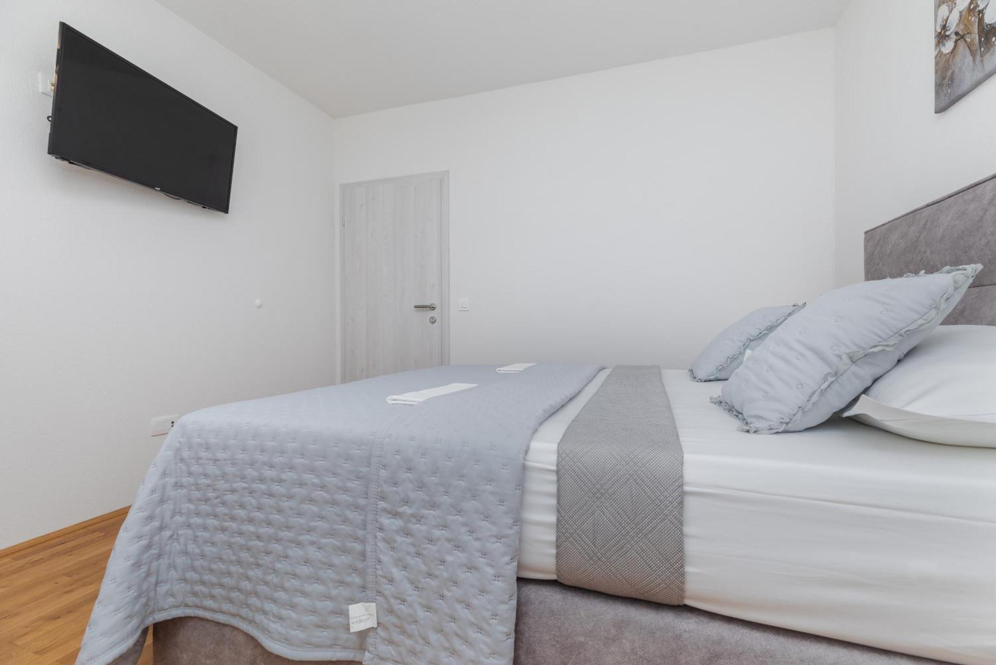 Apartments And Rooms By The Sea Brela, Makarska - 2752 Bilik gambar